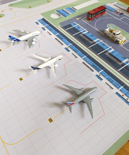 Aéroport pour jouer avec les petites voitures et les avions Herpa