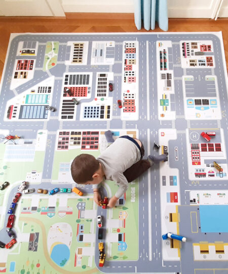 Très grand tapis de jeu avec des routes pour petites voitures